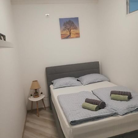 Studio Apartman Kristina Lägenhet Pula Exteriör bild
